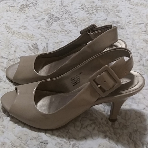 Women high heel shoe by Kenneth Cole 71/2 - Picture 2 of 9